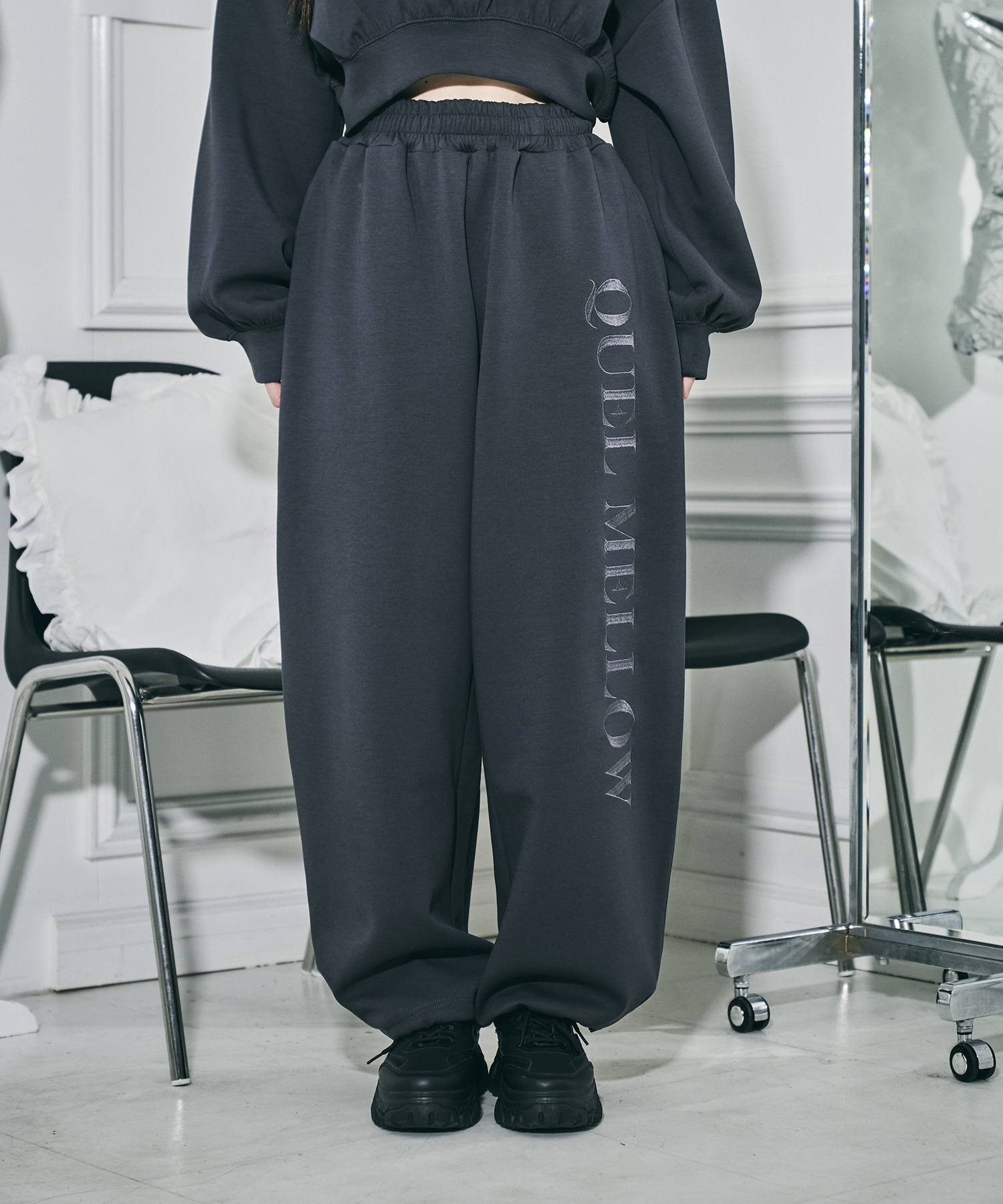 UNISEX エンブロイダリーロゴスウェットパンツ / チャコールグレー