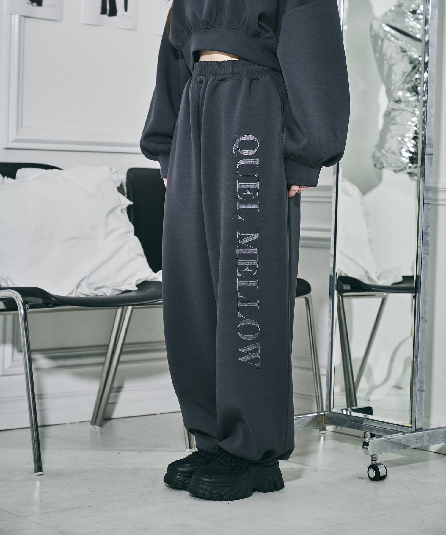 UNISEX エンブロイダリーロゴスウェットパンツ / チャコールグレー