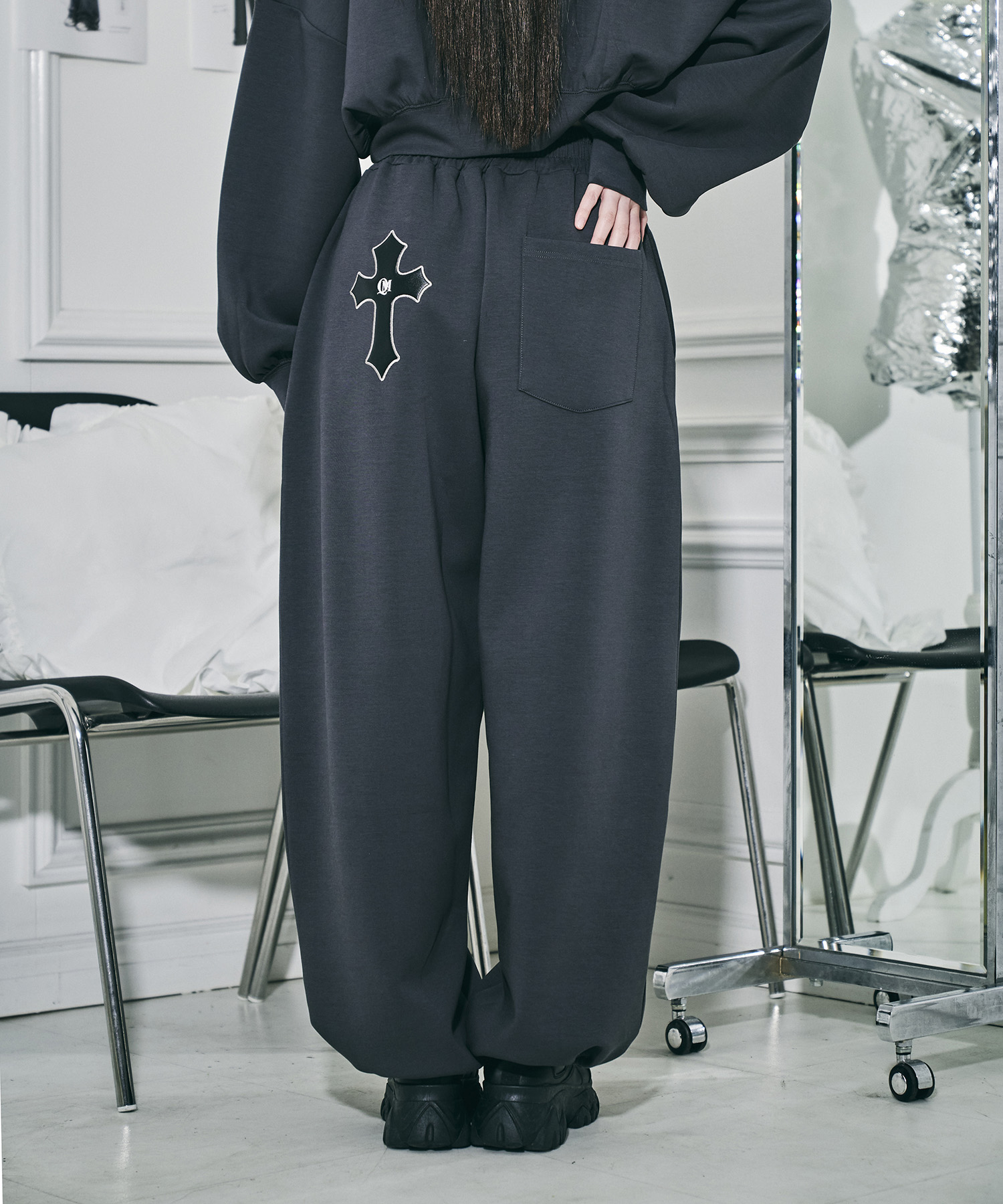 UNISEX エンブロイダリーロゴスウェットパンツ / チャコールグレー