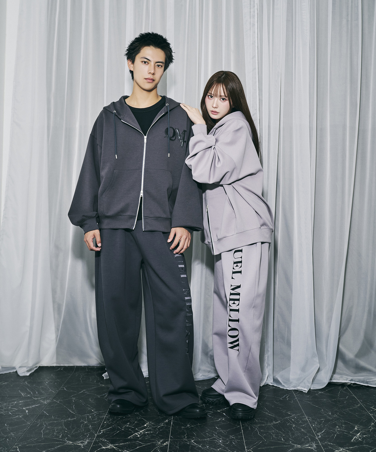 UNISEX エンブロイダリーロゴスウェットパンツ / チャコールグレー