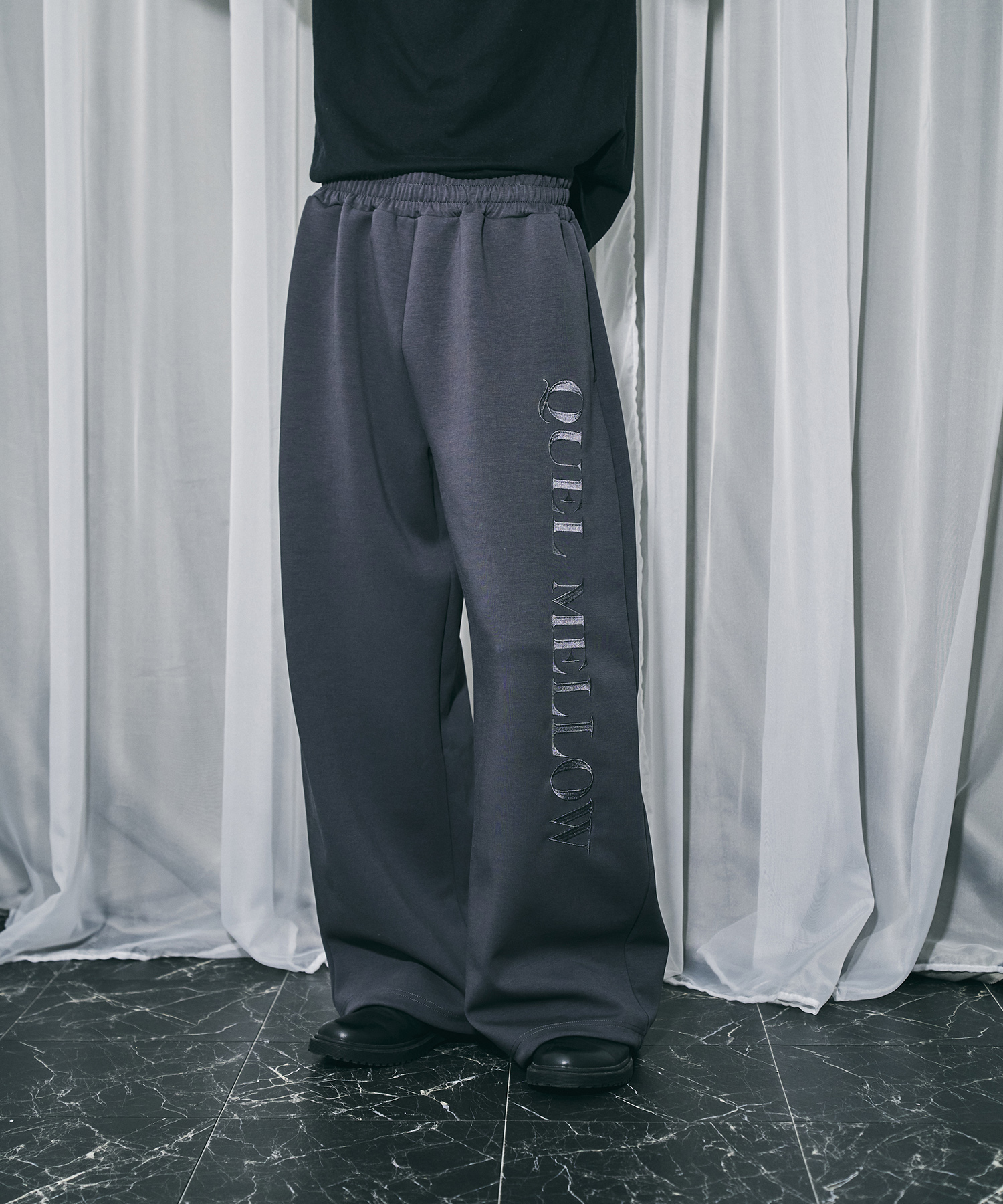 UNISEX エンブロイダリーロゴスウェットパンツ / チャコールグレー