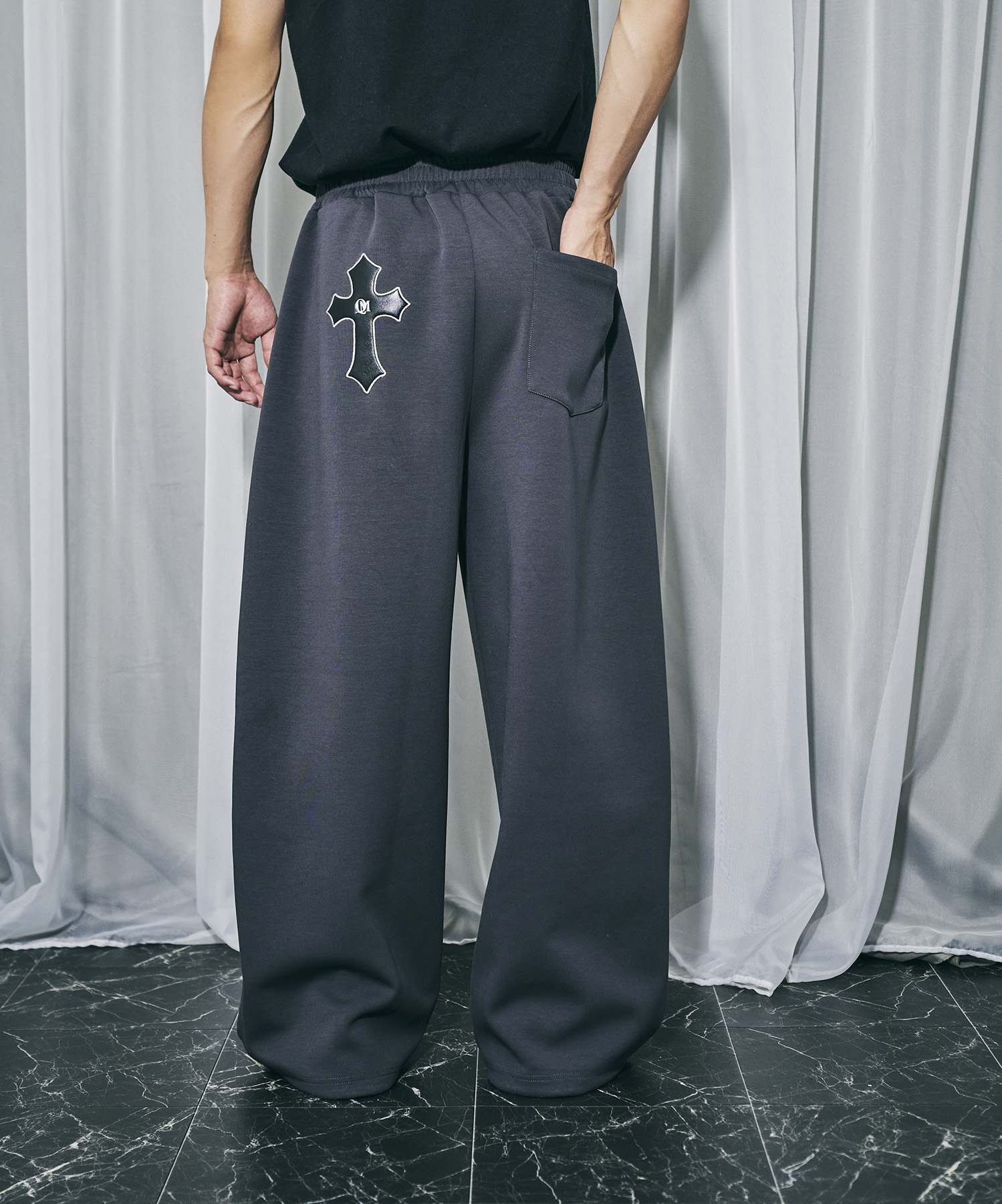 UNISEX エンブロイダリーロゴスウェットパンツ / チャコールグレー
