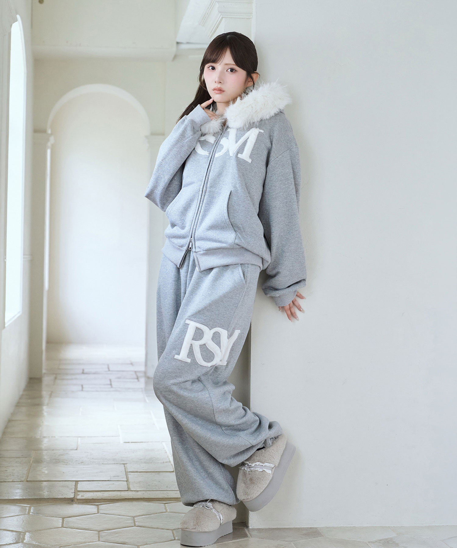 Fur logo sweat pants