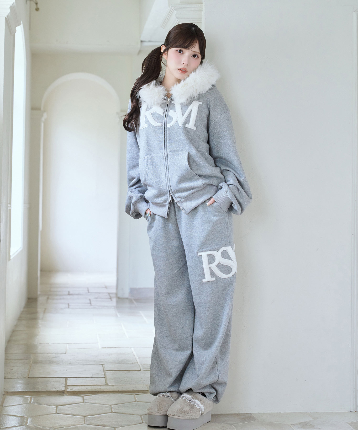 Fur logo sweat pants